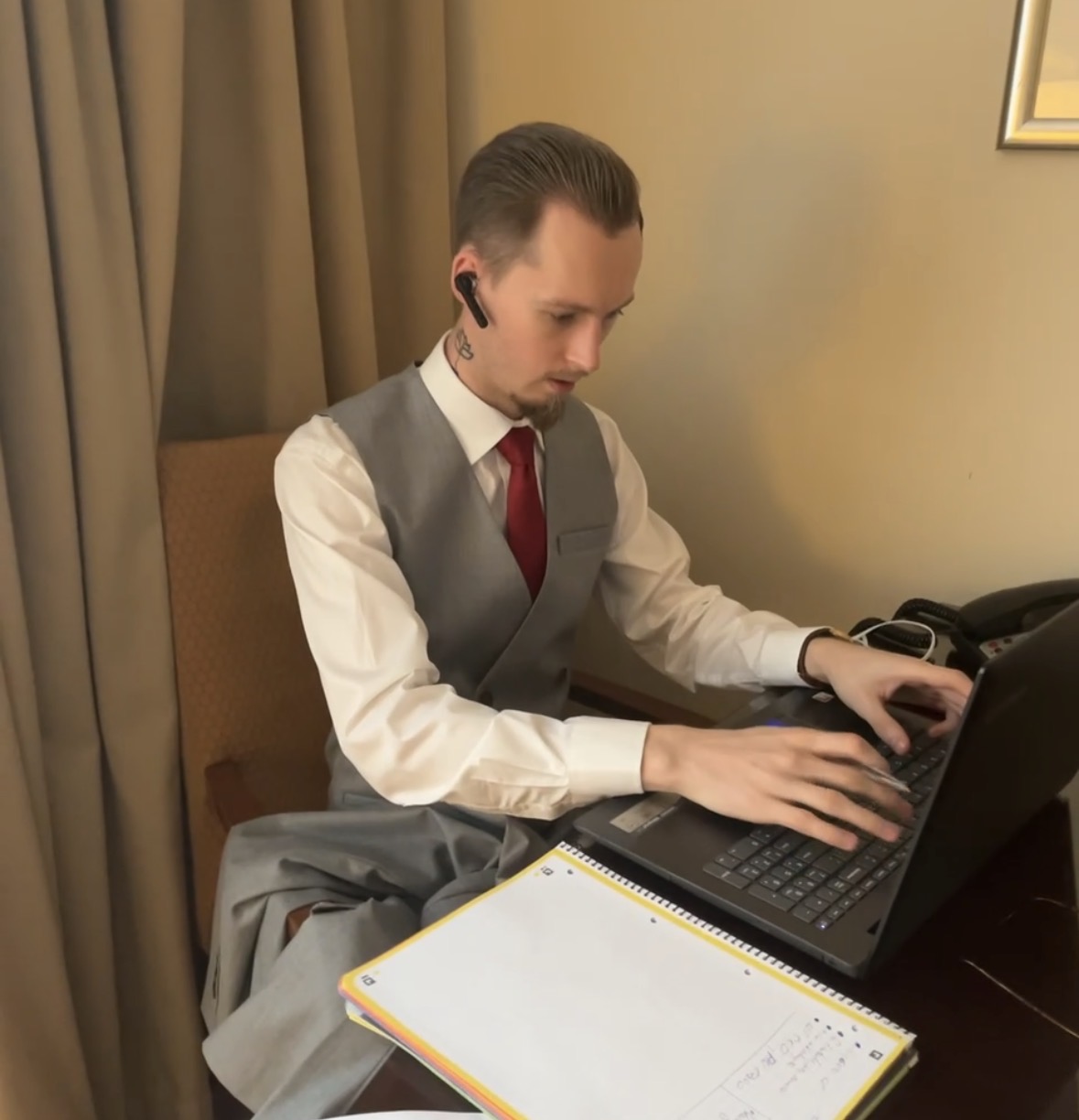 Handlowiec dzwoni do leada przy laptopie